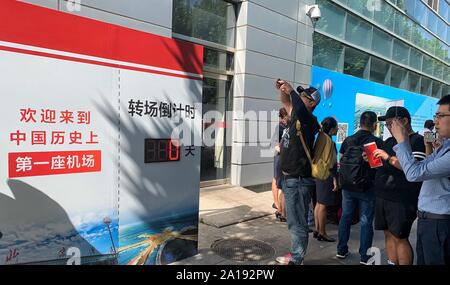 (190925)-BEIJING, Sept. 25, 2019 (Xinhua) - Passagiere nehmen Fotos einer Kennzeichnung der Countdown bis zur Stillegung des Betriebs von nanyuan Airport am Flughafen in Peking, der Hauptstadt von China, Sept. 25, 2019. Beijing Nanyuan Airport, der älteste Flughafen in China, wird in Kürze der Öffentlichkeit nicht mehr. Zivile Luftfahrt Airlines in die Neue daxing International Airport, der am Mittwoch in Betrieb gesetzt wurde. Die nanyuan Airport, das 1910 eröffnet wurde, hat lange als kommerzielle und militärische Flughafen. Es war der Knotenpunkt von China United Airlines seit 1986 nach der milit Stockfoto