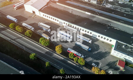 Lkw warten in der Logistik geladen werden, Ansicht von oben Stockfoto