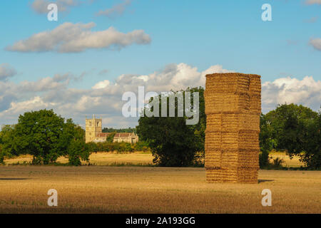 Hohe Heuhaufen und das Dorf Kirche Skipwith, North Yorkshire, England Stockfoto