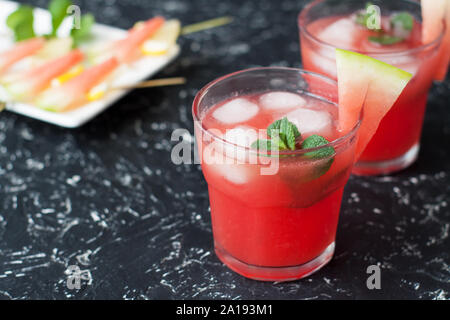 Wassermelone Limonade mit Kalk und frische Minze. Erfrischende Sommer trinken Stockfoto