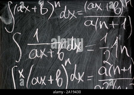 Mathematische Formeln in Kreide auf Schule Hintergrund geschrieben, in der Nähe Stockfoto