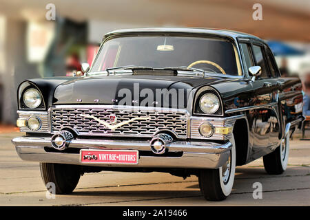 Kiew, Ukraine, 30. April 2017 - Vintage sowjetischen Auto Tschaika am alten Auto Land Festival Stockfoto