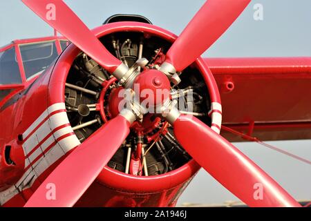 Nahaufnahme eines sowjetischen Vintage rot Doppeldecker Propeller Stockfoto