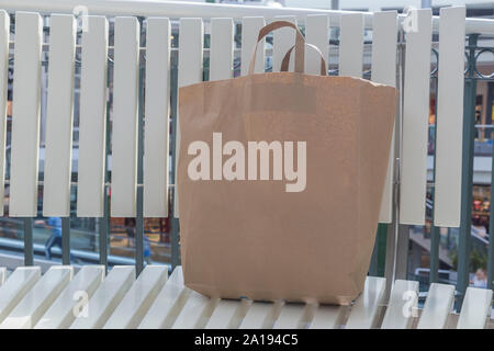 Paper Bag steht auf einer Holzbank Stockfoto