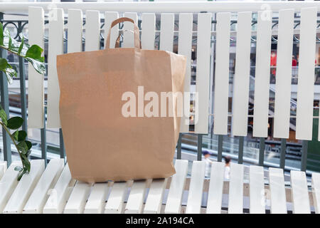 Paper Bag steht auf einer Holzbank Stockfoto