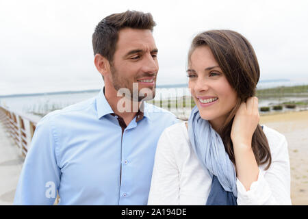 Liebespaar auf der Pier Stockfoto