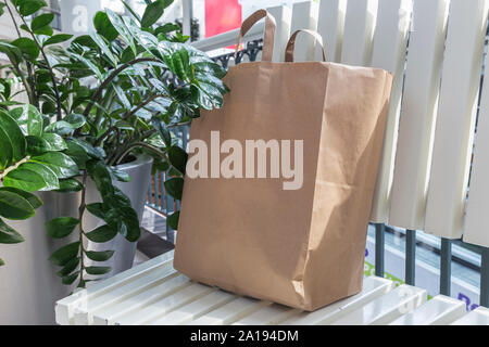 Paper Bag steht auf einer Holzbank Stockfoto