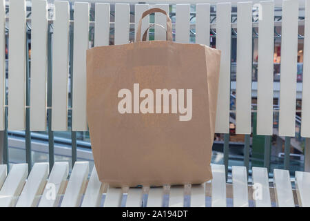 Paper Bag steht auf einer Holzbank Stockfoto