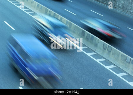 Hintergrund der blauen Stunde Autobahn mit unscharfen Autos Stockfoto