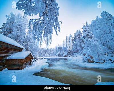 Myllykoski Wassermühle auf dem kitkajoki Fluss Oulanka National Park in der Nähe von Kuusamo Finnland Winter Stockfoto