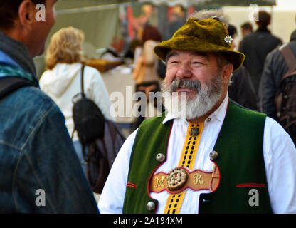 München/Deutschland - vom 22. Juni 2011: Biergarten (Biergarten) ist die berühmteste Bierhalle in München. Biergarten ist immer voller Touristen Bier trinken. Stockfoto