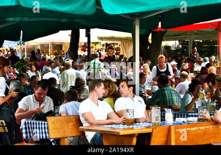 München/Deutschland - vom 22. Juni 2011: Biergarten (Biergarten) ist die berühmteste Bierhalle in München. Biergarten ist immer voller Touristen Bier trinken. Stockfoto