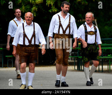 München/Deutschland - vom 22. Juni 2011: Biergarten (Biergarten) ist die berühmteste Bierhalle in München. Biergarten ist immer voller Touristen Bier trinken. Stockfoto