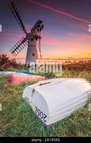 Ein Portrait Bild von thurne Mühle auf einem knackigen September Morgen mit umgedrehten Boot im Vordergrund. Stockfoto