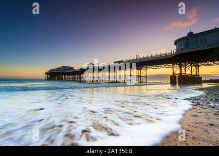 Sonnenaufgang auf Cromer Pier in North Norfolk auf einem knackigen September Morgen Stockfoto