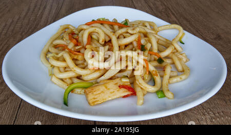 Gebratene Nudeln und Gemüse. Asiatische traditionelles Essen: Yaki Udon Yasai Stockfoto