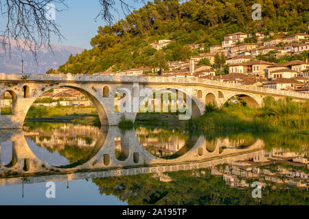 Reflexion an das alte osmanische Brücke Ura e Goricës in der historischen Altstadt Berat, UNESCO-Weltkulturerbe Albanien Stockfoto