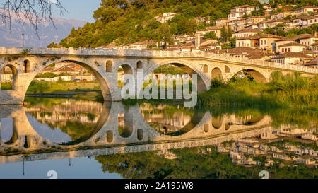 Reflexion an das alte osmanische Brücke Ura e Goricës in der historischen Altstadt Berat, UNESCO-Weltkulturerbe Albanien Stockfoto