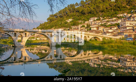 Reflexion an das alte osmanische Brücke Ura e Goricës in der historischen Altstadt Berat, UNESCO-Weltkulturerbe Albanien Stockfoto