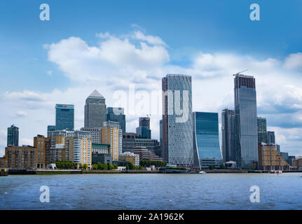 Canary Wharf, London, Großbritannien 2. August 2019: Londoner Finanzzentrum Canary Wharf als von der Themse gesehen Stockfoto