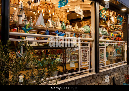 Kassandra, Griechenland - 28. August 2019: Souvenirshop in Kassandra, Griechenland am Abend Stockfoto