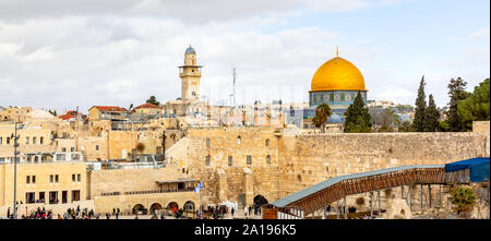 Panoromic Ansicht der Tempelberg in Jerusalem, einschließlich der westlichen Wand- und die goldene Kuppel des Felsendoms. Stockfoto