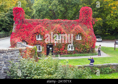 Trefriw, Conwy County, Wales, Vereinigtes Königreich. Die Tu Hwnt i'r Bont Teestube über den Fluss Conwy und Pont Fawr, oder Große Brücke gesehen. Die Teestube i Stockfoto