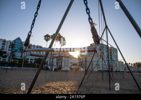 Reisen Ringe für die Übung am Muscle Beach Jungle Gym in Santa Monica, Kalifornien am frühen Morgen Stockfoto