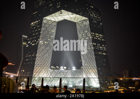 Peking, China - China Central Television (CCTV) Hauptquartier in der Nacht; es ist ein 234 m Wolkenkratzer. CCTV ist der Nationale TV-Sender von China. Stockfoto