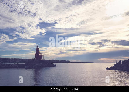 Malerische cloudscape über Meer auf der Insel Jeju mit roten Pferd geformt Leuchtturm anzeigen Stockfoto