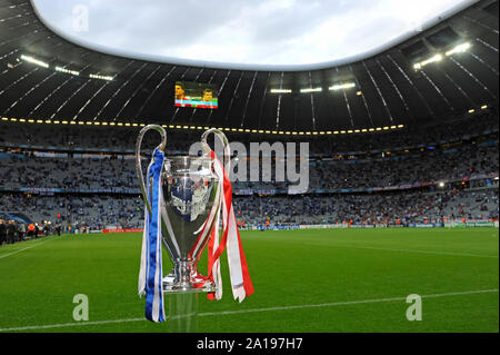 München, Deutschland. 25 Sep, 2019. Offizielle: Champions League Finale 2022 in der Allianz Arena. Archiv Foto; Cup, Trophäe, Schuß in das Stadion. Fußball Champions League Final 2012 / Bayern Munich-Chelsea FC. Saison 2011/12, FOOTBALLARENAMUENCHEN, am 19.05.2012. | Verwendung der weltweiten Kredit: dpa/Alamy leben Nachrichten Stockfoto