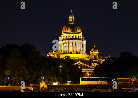 Isaak-kathedrale leuchtet während des Abends von der Admiralität Damm, in St. Petersburg, Russland gesehen. Stockfoto