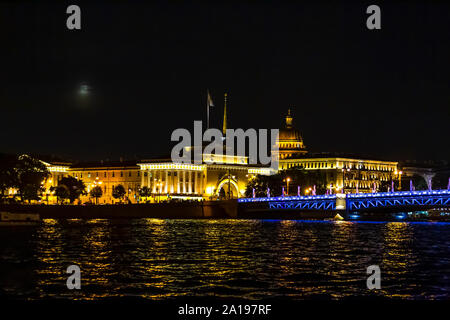 Admiralty Gebäude und Palace Bridge mit der St. Isaak Kathedrale alle llluminated vom Fluss Neva, St. Petersburg, Russland gesehen Stockfoto