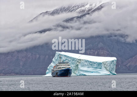 Expeditionsschiff MS Plancius vor Eisberg, Grönland, England, Irland. MS Plancius vor einem Eisberg, Kangertittivaq, Ost Grönland, Dänemark Stockfoto