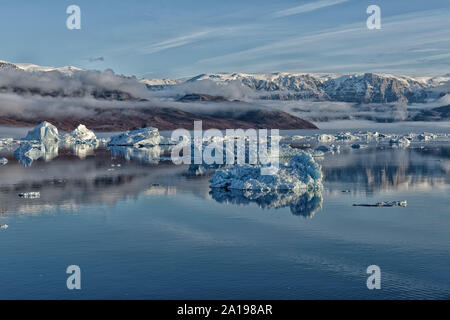 Schwimmende Eisberge in der Abendsonne, Fjord Scoresbysund, Kangertittivaq, Ostgrönland, Grönland, Dänemark Stockfoto