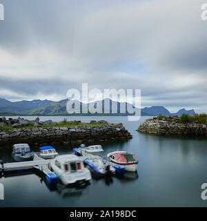 Wunderschöne Landschaft mit ständig wechselnden Wetter. Die kleinen Fischerboote im Wasser schwankt. Stockfoto