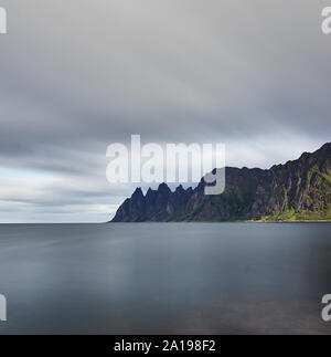 Die Landschaft von Senja ist absolut beeindruckend. grossen Fjorde schneiden in das Land. Stockfoto