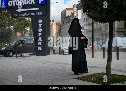 Saoudi arabischen Touristen mit Burka in Istanbul Stockfoto
