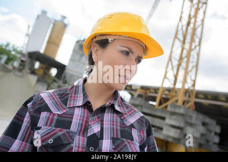 Ingenieurin tragen Helm im Freien Stockfoto