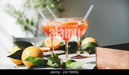 Aperol Spritz Cocktail in Gläser mit frischen Orangen, close-up Stockfoto