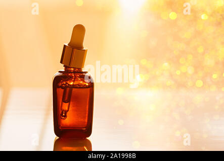 Feuchtigkeitsspendende Anti-aging face Serum in einem dunklen Glasflasche. Hyaluronsäure Stockfoto