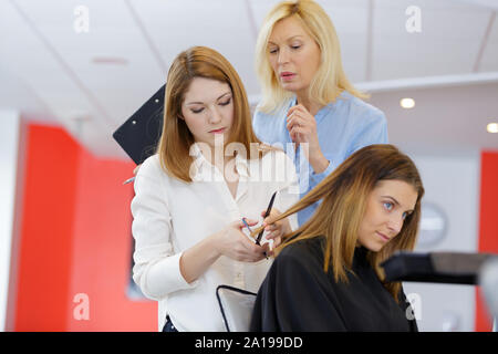 Lehrerausbildung reife Studenten in Friseursalons Stockfoto