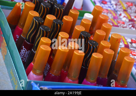 Vielzahl an eleganten, modischen, vielfältig, bunt Nagellacke auf der Straße Seite shop in Indien Stockfoto