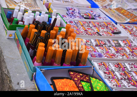 Vielzahl an eleganten, modischen, vielfältig, bunt Nagellacke auf der Straße Seite shop in Indien Stockfoto