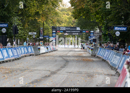 Blick auf die Parliament Street zur Ziellinie der UCI Road World Championships, West Park, Harrogate, North Yorkshire, England, VEREINIGTES KÖNIGREICH. Stockfoto