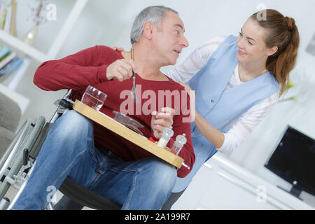 Pflegeperson nach behinderte Menschen in Essen suchen Stockfoto