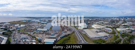 Luftaufnahme der industriellen Seite der Cardiff Bay/Docks, Wales UK Stockfoto