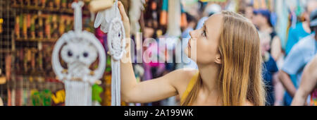 Frau Reisenden wählen Sie Souvenirs in den Markt in Ubud auf Bali, Indonesien BANNER, LANGE FORMAT Stockfoto