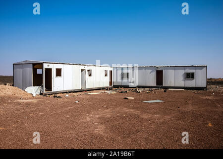 Abgebrochene Bauwagen in der Wüste, Harrat Kishb, Saudi-Arabien Stockfoto