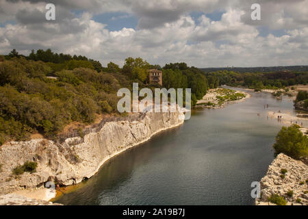 Blick von der Pont du Gard in den Fluss Gardon, Languedoc-Roussillon, Südfrankreich, Frankreich, Europa Stockfoto